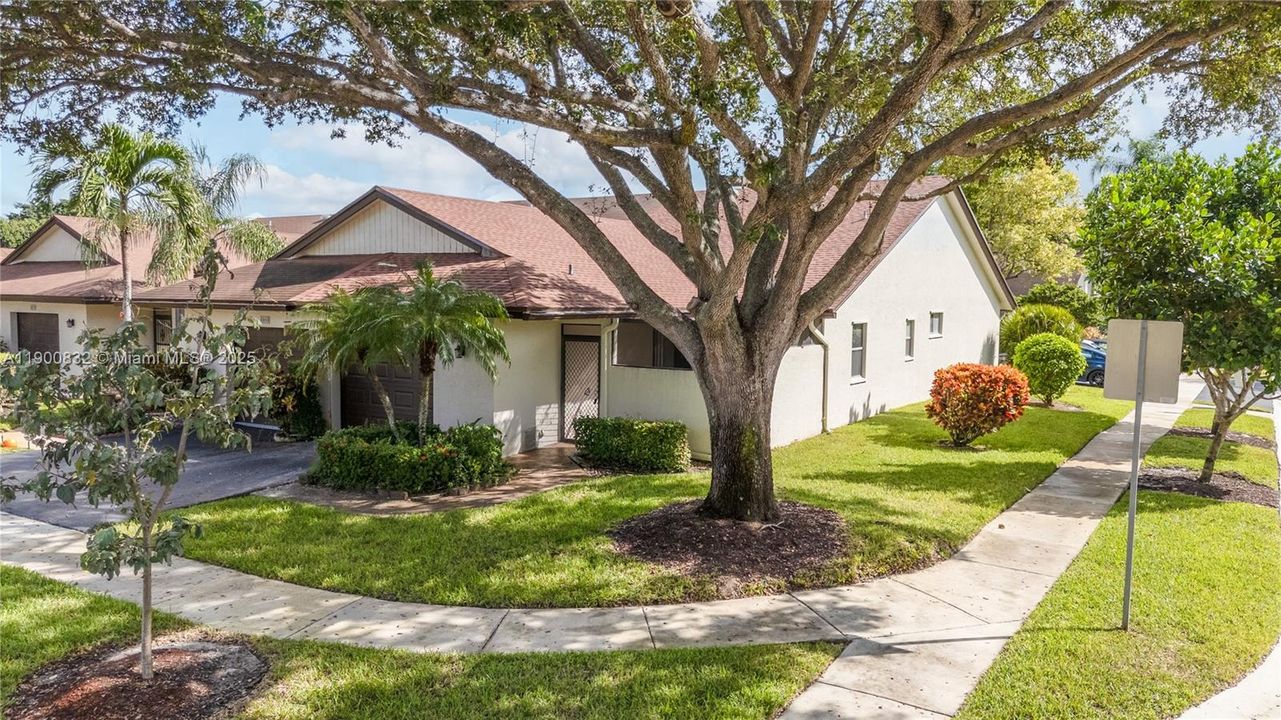 Active With Contract: $339,900 (2 beds, 2 baths, 1234 Square Feet)