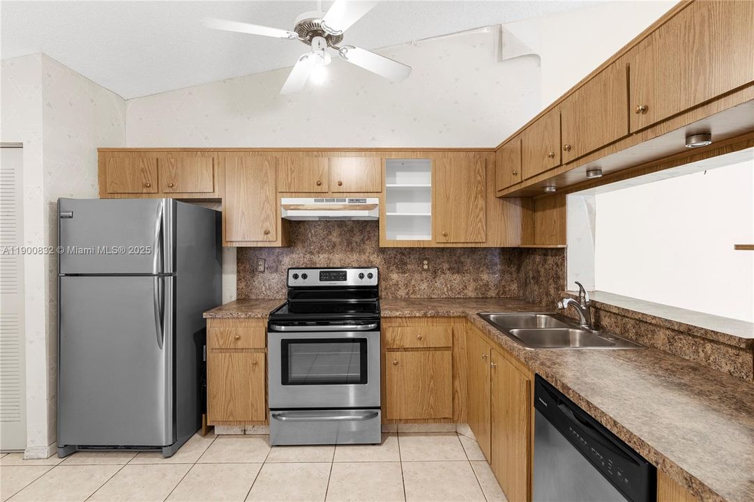 Active With Contract: $339,900 (2 beds, 2 baths, 1234 Square Feet)