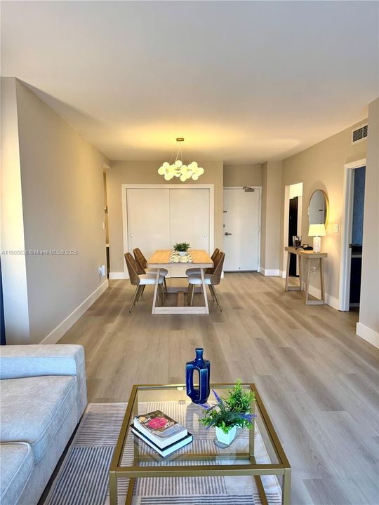 合同活跃: $305,000 (1 贝兹, 1 浴室, 762 平方英尺)