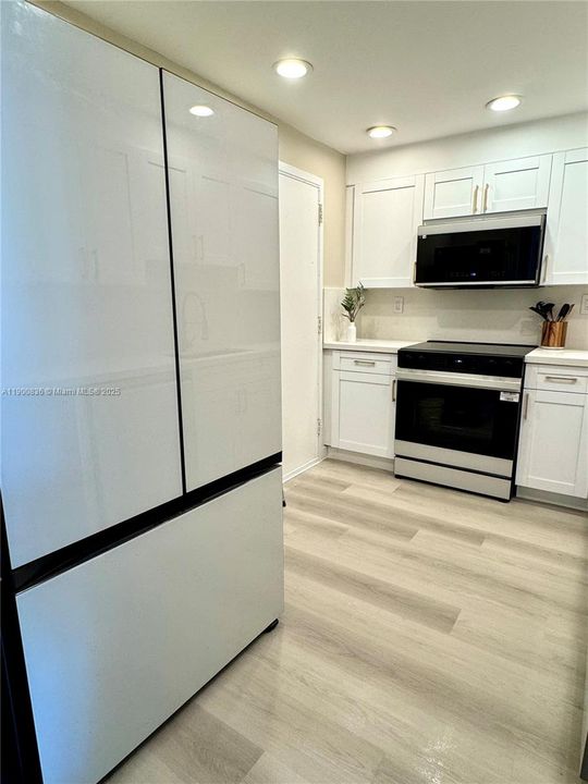 合同活跃: $305,000 (1 贝兹, 1 浴室, 762 平方英尺)