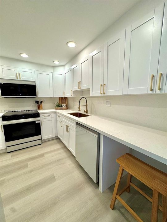 合同活跃: $305,000 (1 贝兹, 1 浴室, 762 平方英尺)