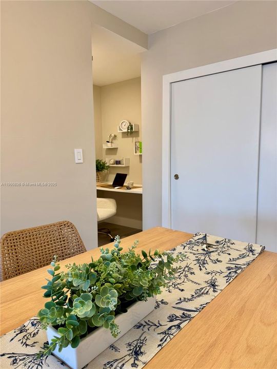 合同活跃: $305,000 (1 贝兹, 1 浴室, 762 平方英尺)