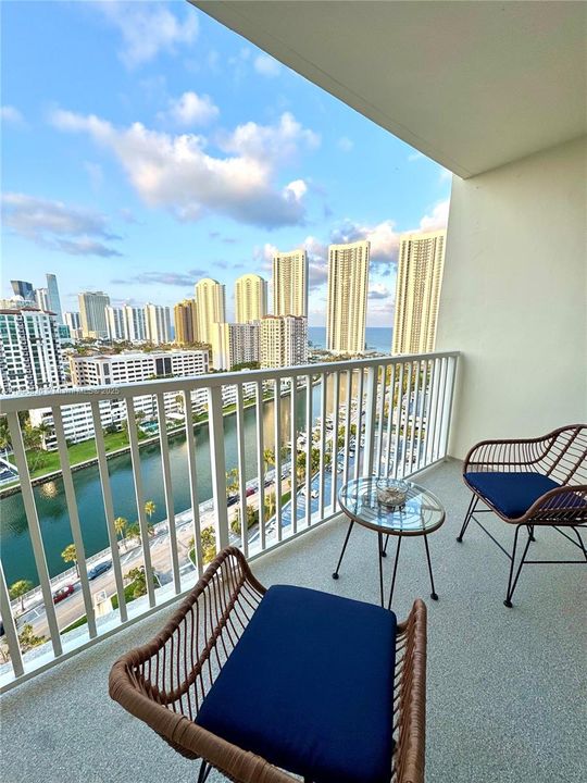 合同活跃: $305,000 (1 贝兹, 1 浴室, 762 平方英尺)