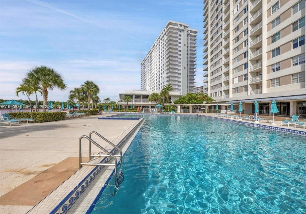 合同活跃: $305,000 (1 贝兹, 1 浴室, 762 平方英尺)