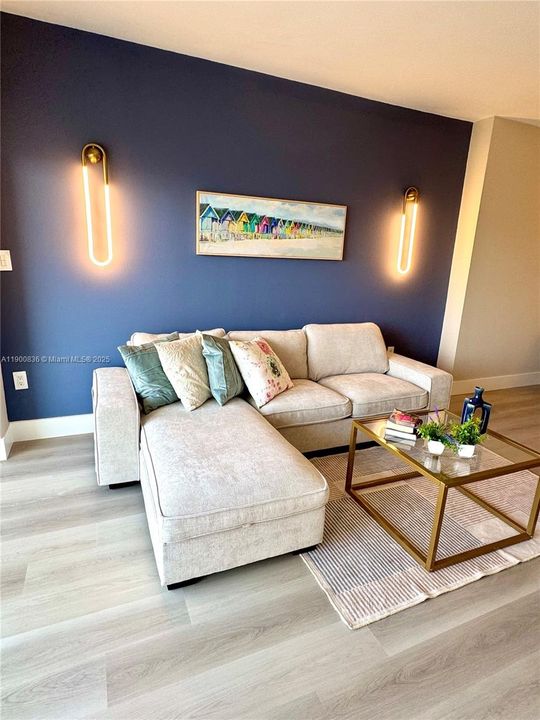 合同活跃: $305,000 (1 贝兹, 1 浴室, 762 平方英尺)