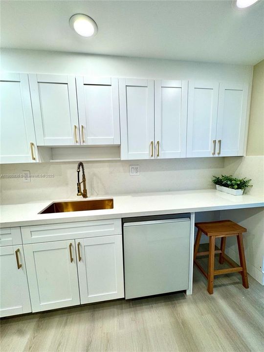 合同活跃: $305,000 (1 贝兹, 1 浴室, 762 平方英尺)