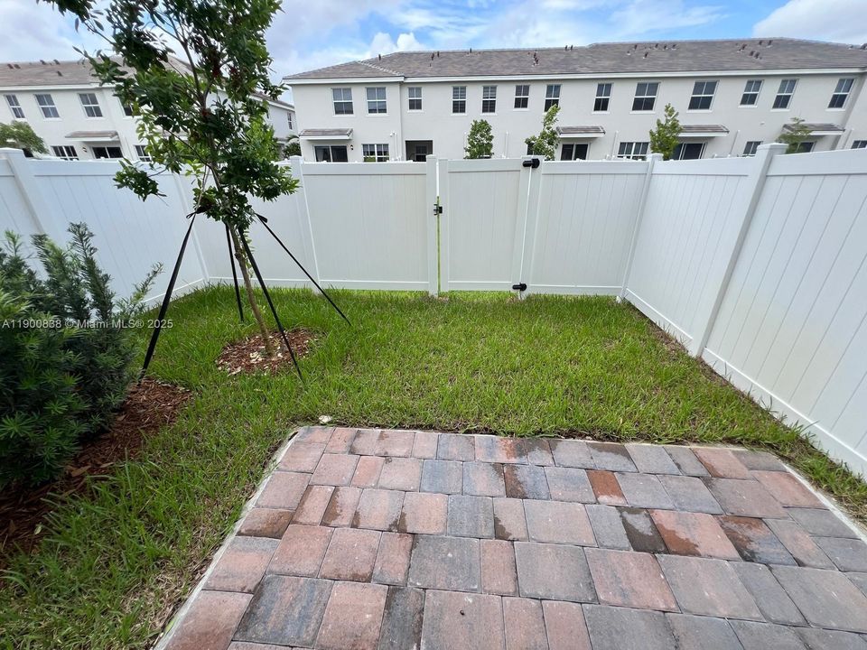 For Rent: $3,950 (4 beds, 3 baths, 1925 Square Feet)