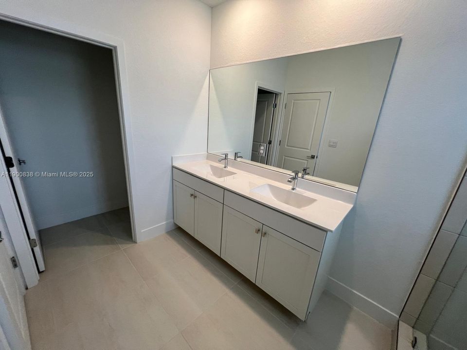 For Rent: $3,950 (4 beds, 3 baths, 1925 Square Feet)