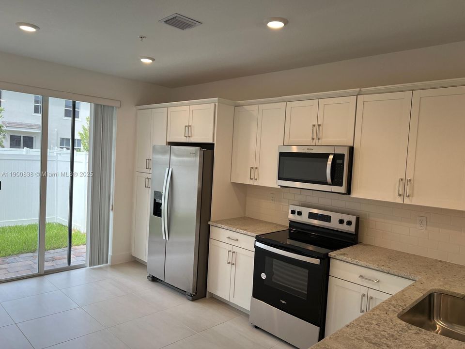 For Rent: $3,950 (4 beds, 3 baths, 1925 Square Feet)