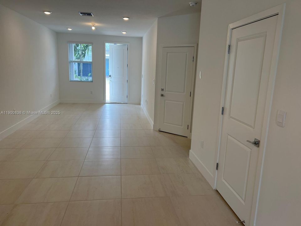 For Rent: $3,950 (4 beds, 3 baths, 1925 Square Feet)