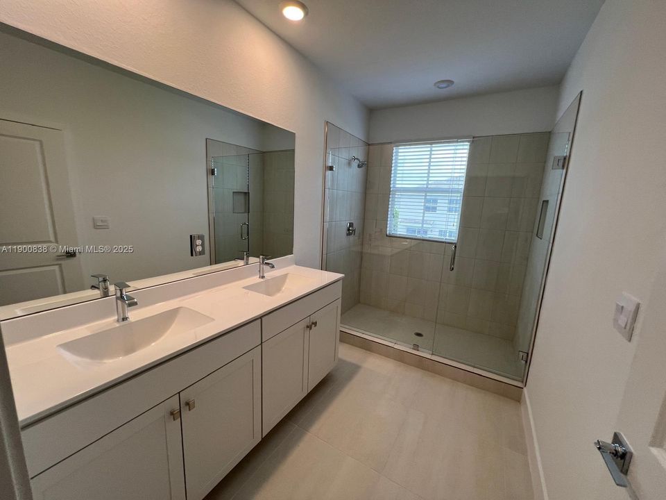 For Rent: $3,950 (4 beds, 3 baths, 1925 Square Feet)