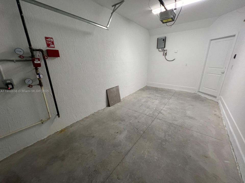 For Rent: $3,950 (4 beds, 3 baths, 1925 Square Feet)