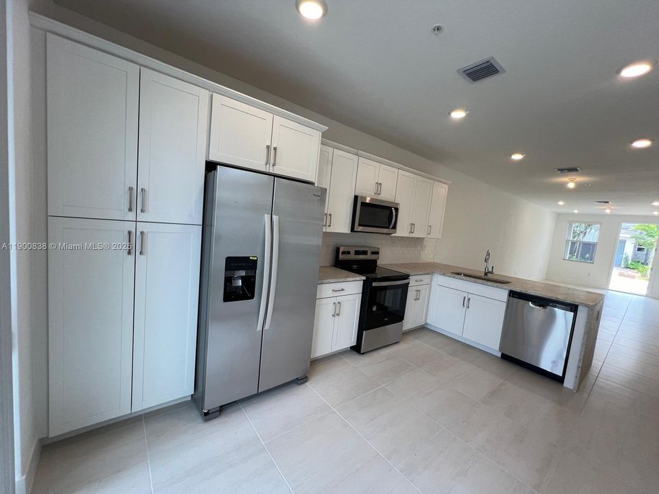 For Rent: $3,950 (4 beds, 3 baths, 1925 Square Feet)