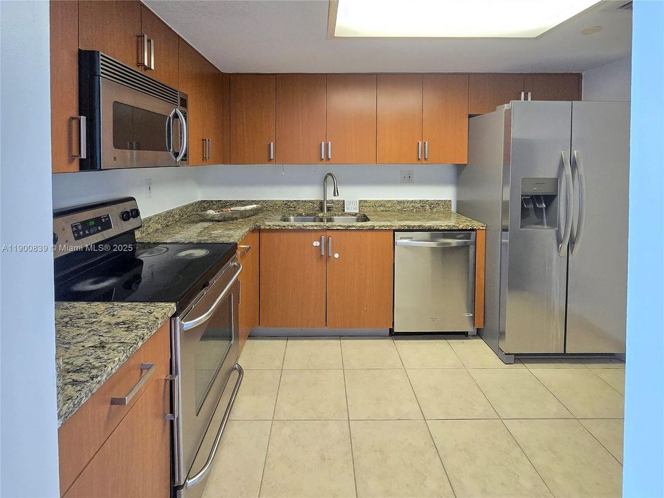 Active With Contract: $2,480 (1 beds, 2 baths, 990 Square Feet)