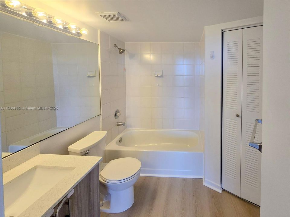 Active With Contract: $2,480 (1 beds, 2 baths, 990 Square Feet)