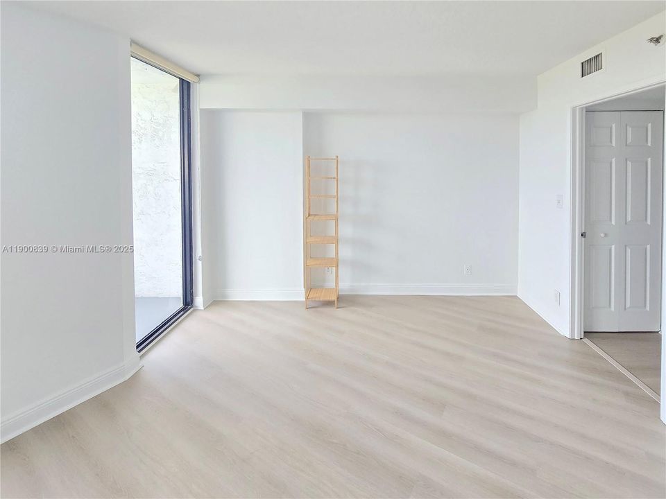 Active With Contract: $2,480 (1 beds, 2 baths, 990 Square Feet)