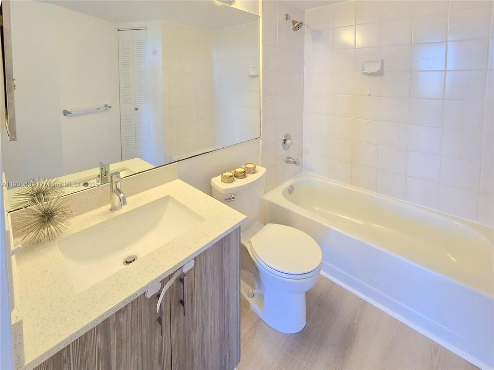 Active With Contract: $2,480 (1 beds, 2 baths, 990 Square Feet)