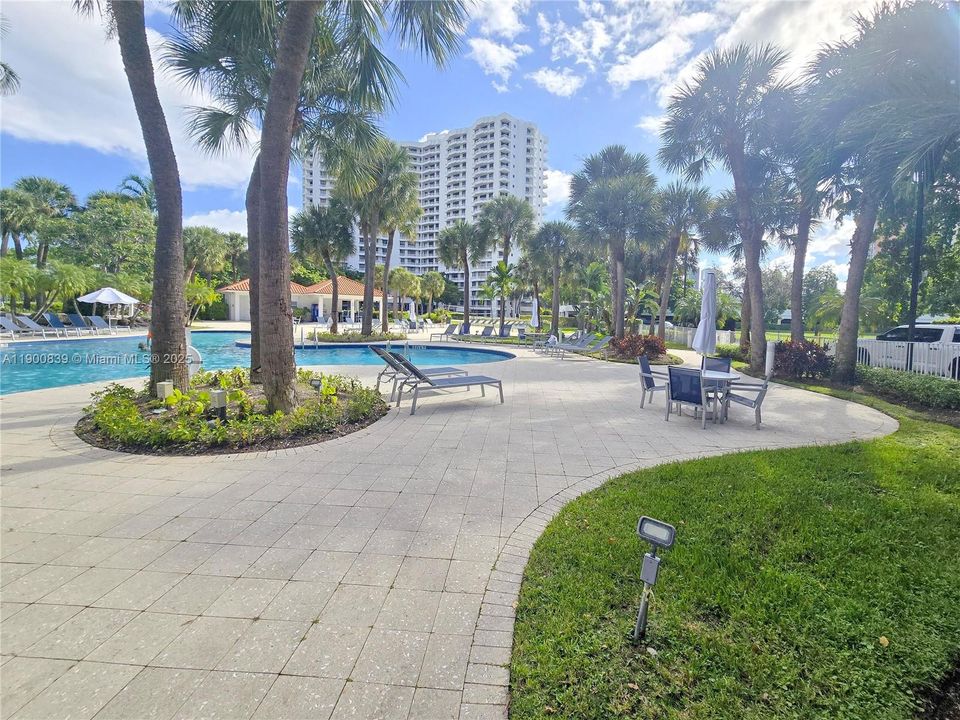 Active With Contract: $2,480 (1 beds, 2 baths, 990 Square Feet)