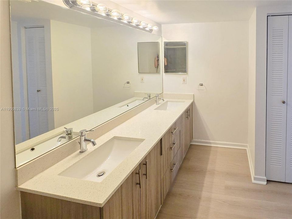 Active With Contract: $2,480 (1 beds, 2 baths, 990 Square Feet)