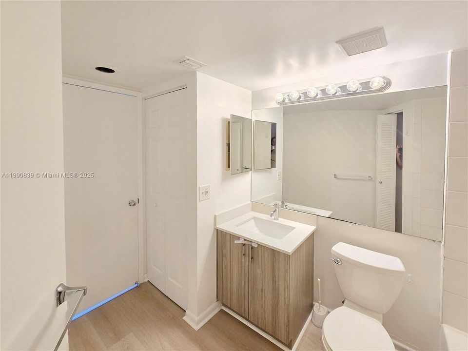 Active With Contract: $2,480 (1 beds, 2 baths, 990 Square Feet)