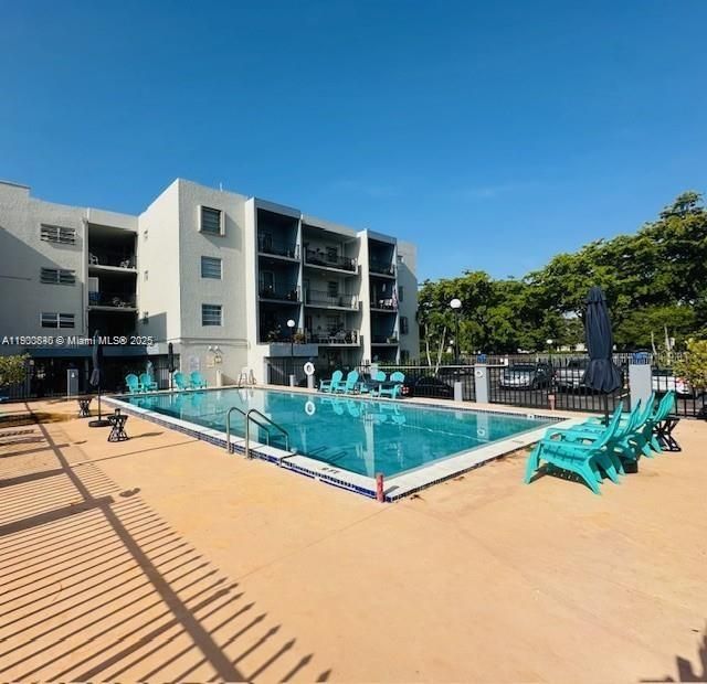 For Sale: $195,000 (1 beds, 1 baths, 620 Square Feet)