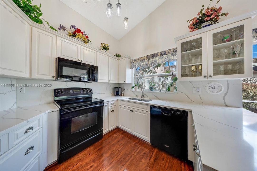 合同活跃: $615,000 (4 贝兹, 2 浴室, 1935 平方英尺)