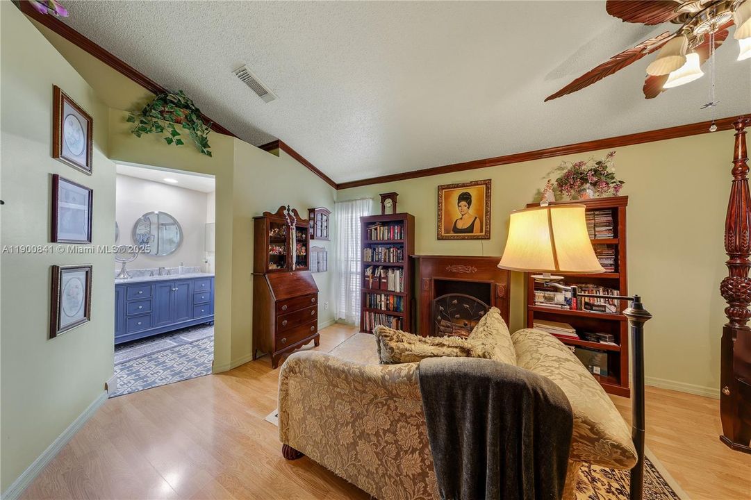 合同活跃: $615,000 (4 贝兹, 2 浴室, 1935 平方英尺)