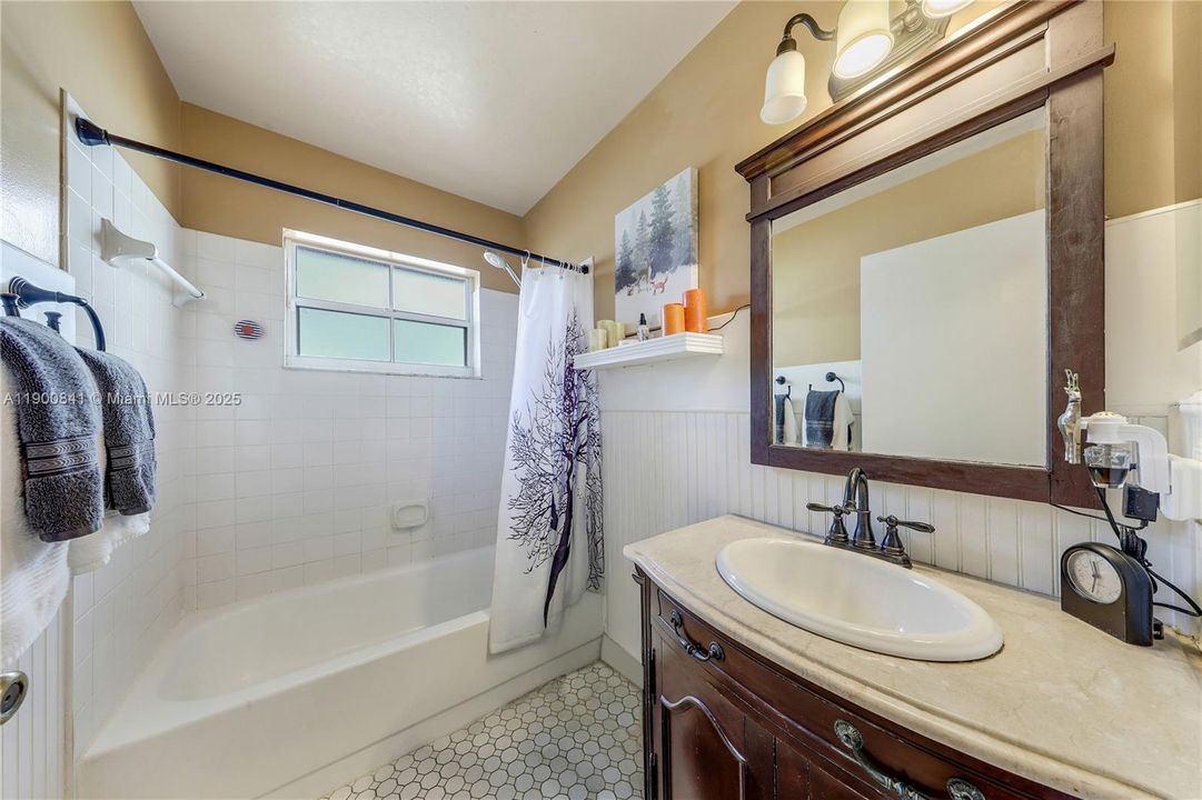 合同活跃: $615,000 (4 贝兹, 2 浴室, 1935 平方英尺)