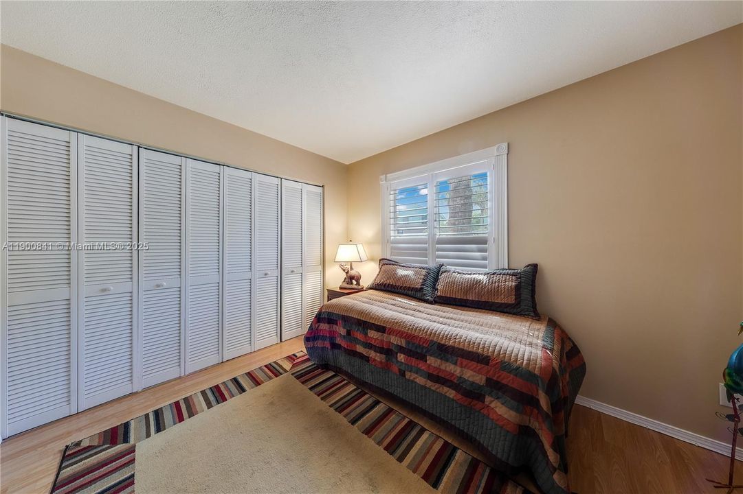 合同活跃: $615,000 (4 贝兹, 2 浴室, 1935 平方英尺)