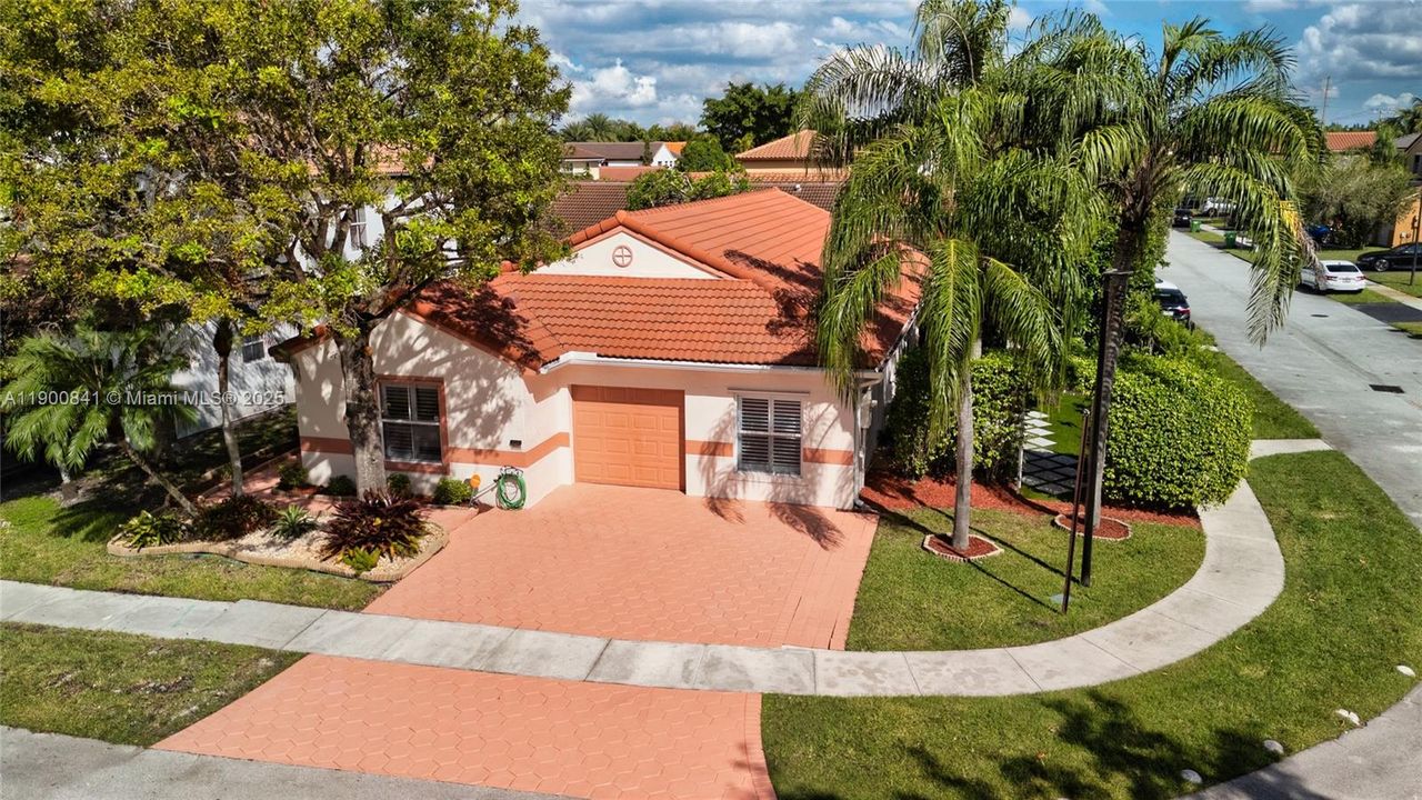 合同活跃: $615,000 (4 贝兹, 2 浴室, 1935 平方英尺)