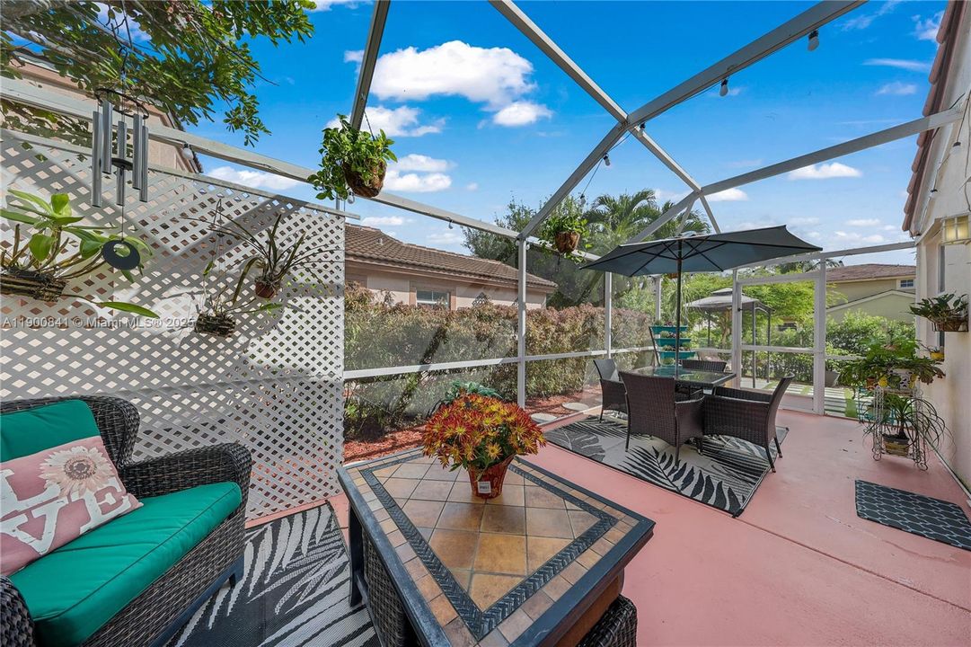 合同活跃: $615,000 (4 贝兹, 2 浴室, 1935 平方英尺)