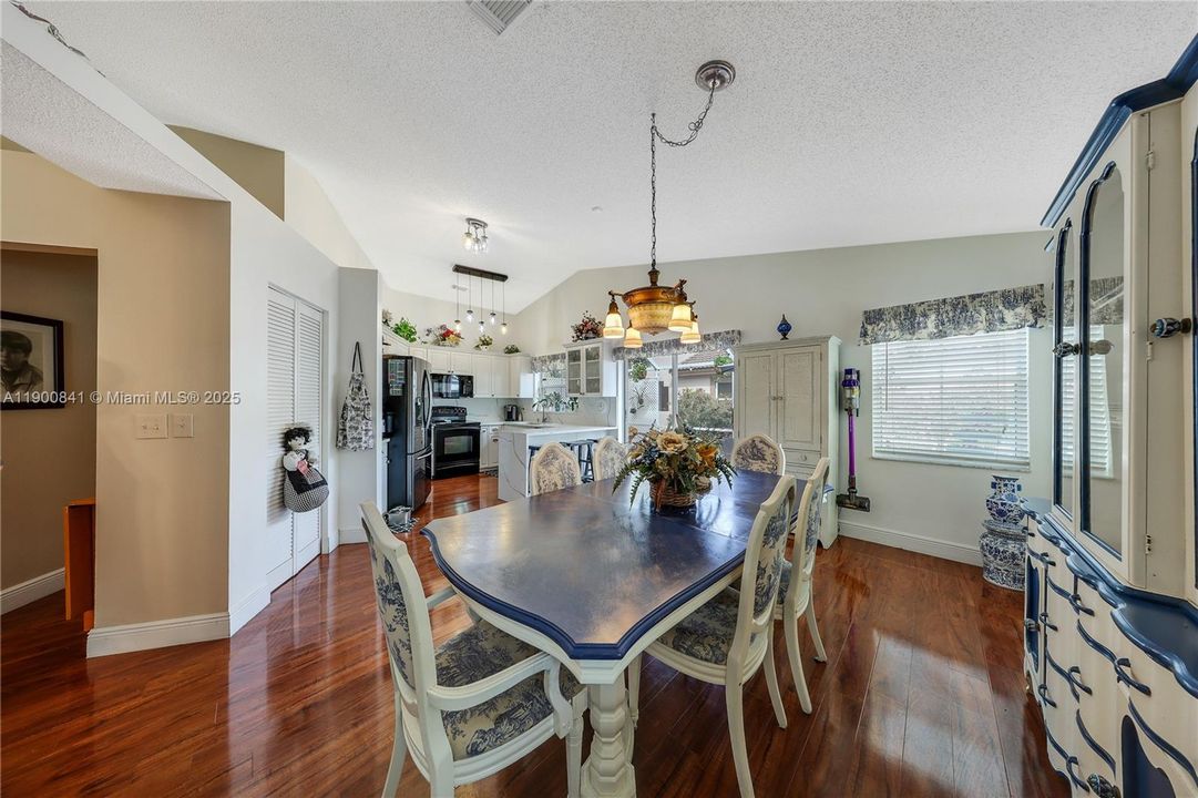 合同活跃: $615,000 (4 贝兹, 2 浴室, 1935 平方英尺)