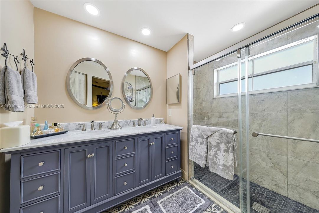 合同活跃: $615,000 (4 贝兹, 2 浴室, 1935 平方英尺)