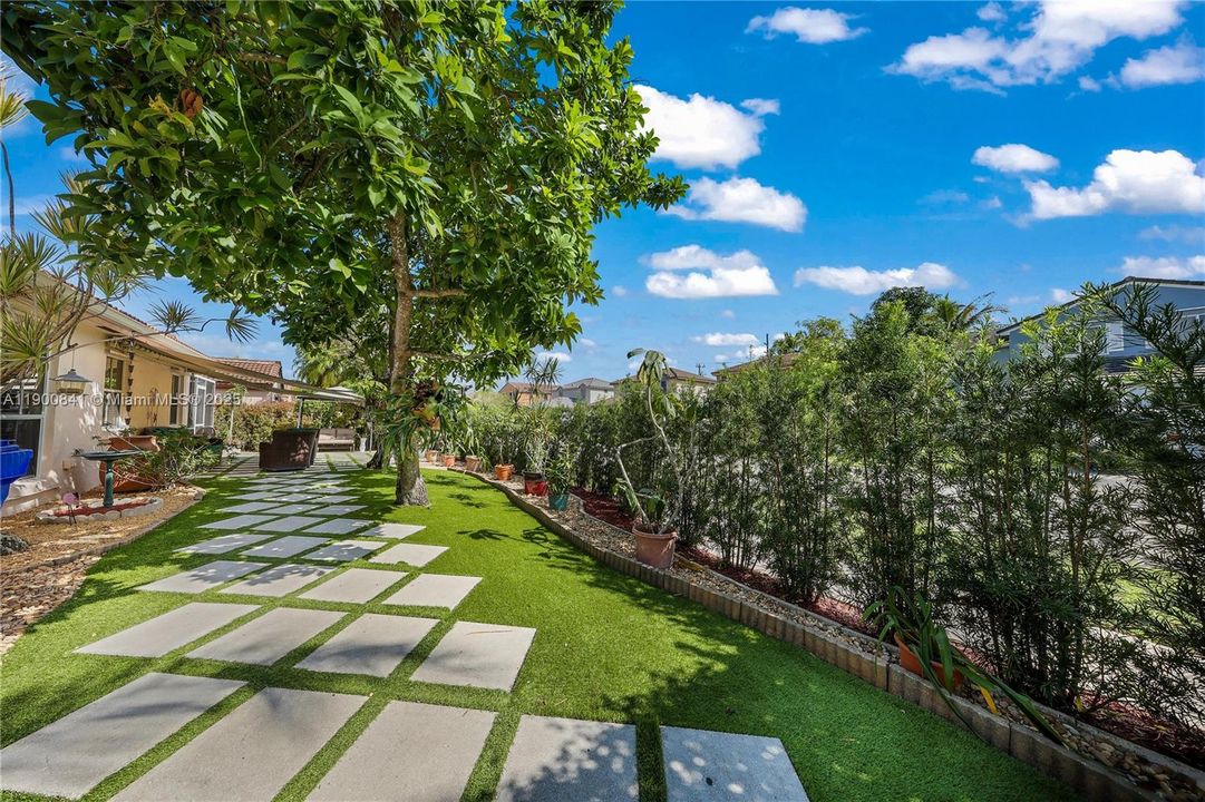 合同活跃: $615,000 (4 贝兹, 2 浴室, 1935 平方英尺)