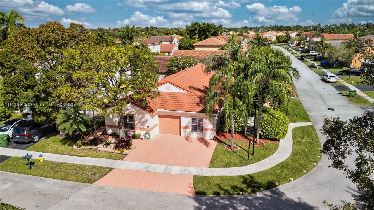 合同活跃: $615,000 (4 贝兹, 2 浴室, 1935 平方英尺)