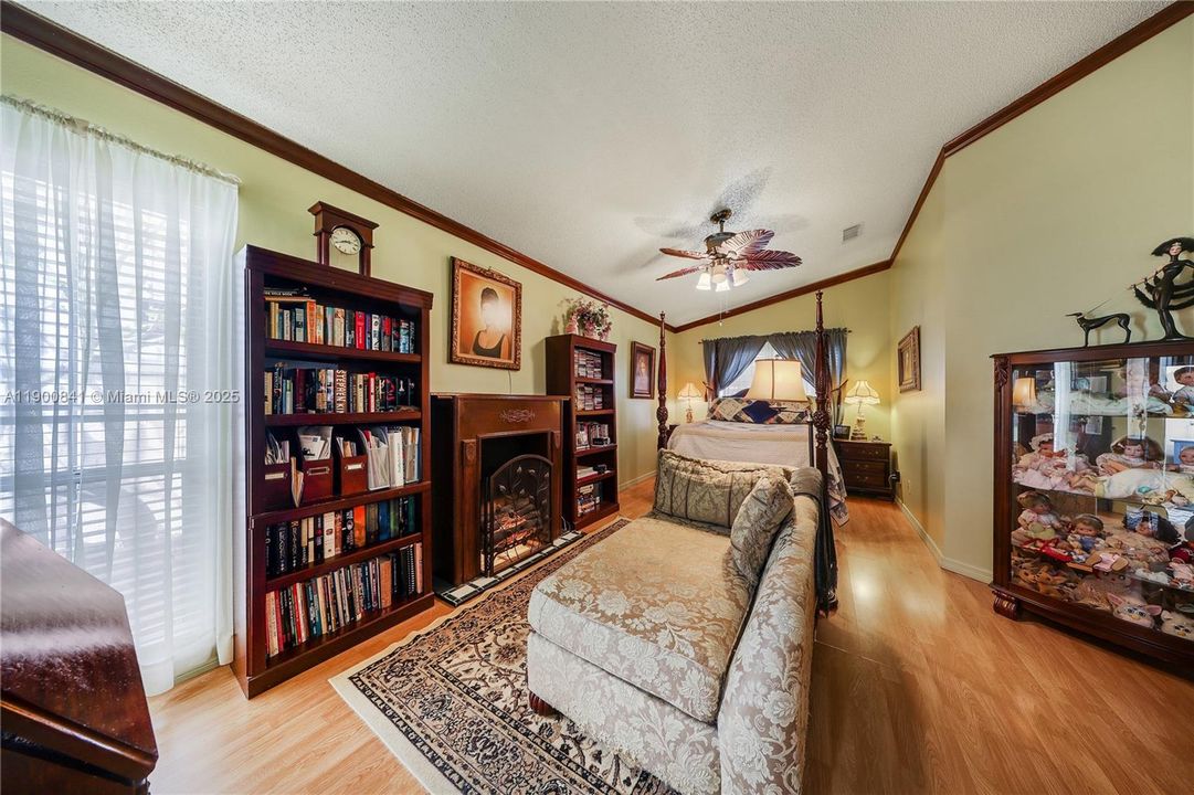 合同活跃: $615,000 (4 贝兹, 2 浴室, 1935 平方英尺)