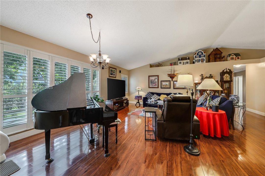 合同活跃: $615,000 (4 贝兹, 2 浴室, 1935 平方英尺)