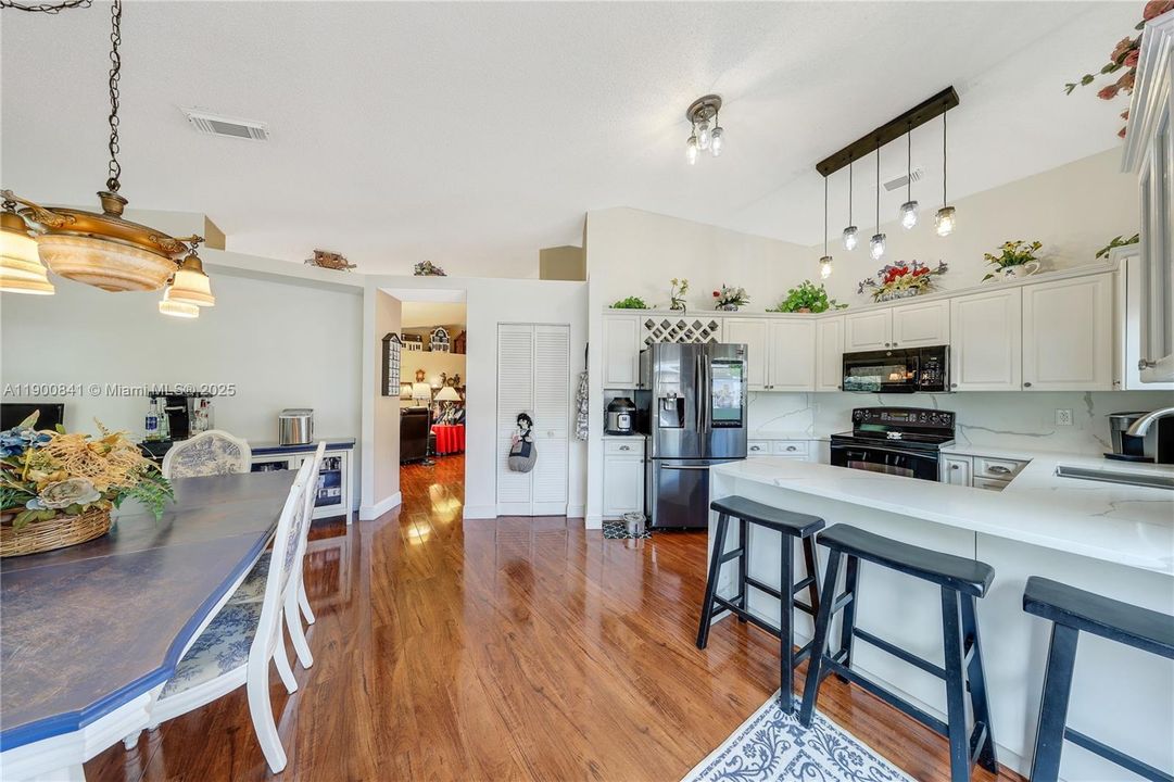 合同活跃: $615,000 (4 贝兹, 2 浴室, 1935 平方英尺)