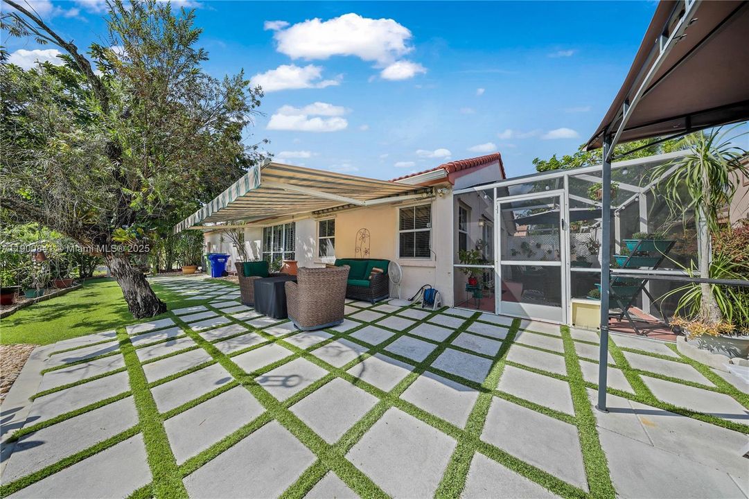 合同活跃: $615,000 (4 贝兹, 2 浴室, 1935 平方英尺)