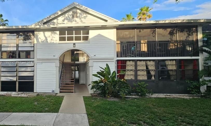 For Rent: $2,200 (2 beds, 2 baths, 870 Square Feet)