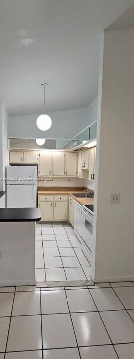 For Rent: $2,200 (2 beds, 2 baths, 870 Square Feet)