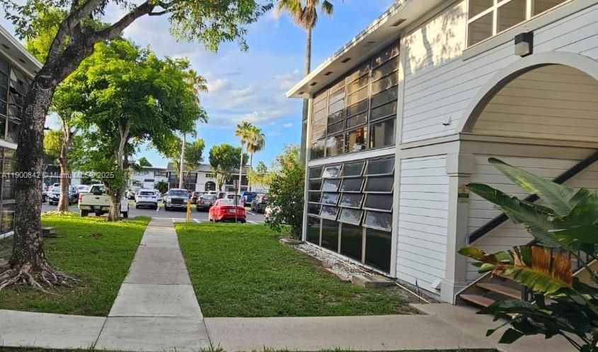 For Rent: $2,200 (2 beds, 2 baths, 870 Square Feet)