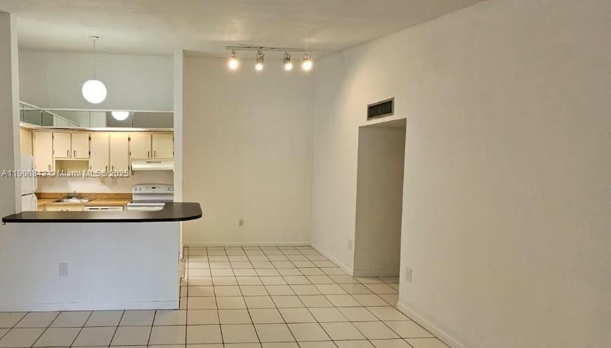 For Rent: $2,200 (2 beds, 2 baths, 870 Square Feet)