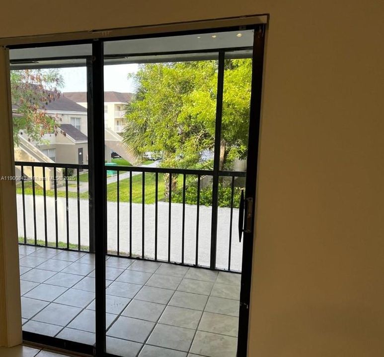 For Rent: $2,200 (2 beds, 2 baths, 870 Square Feet)