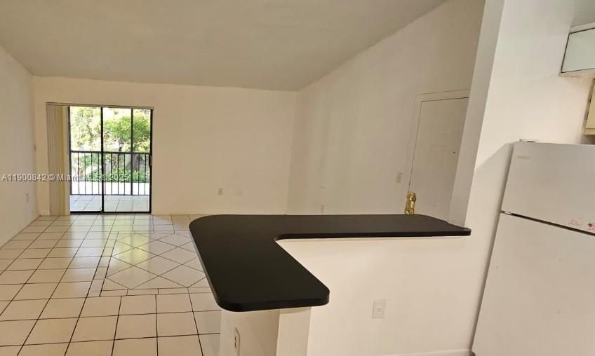For Rent: $2,200 (2 beds, 2 baths, 870 Square Feet)