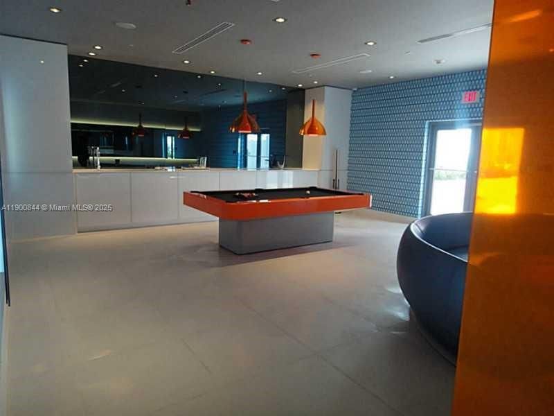 For Rent: $2,800 (1 beds, 1 baths, 852 Square Feet)