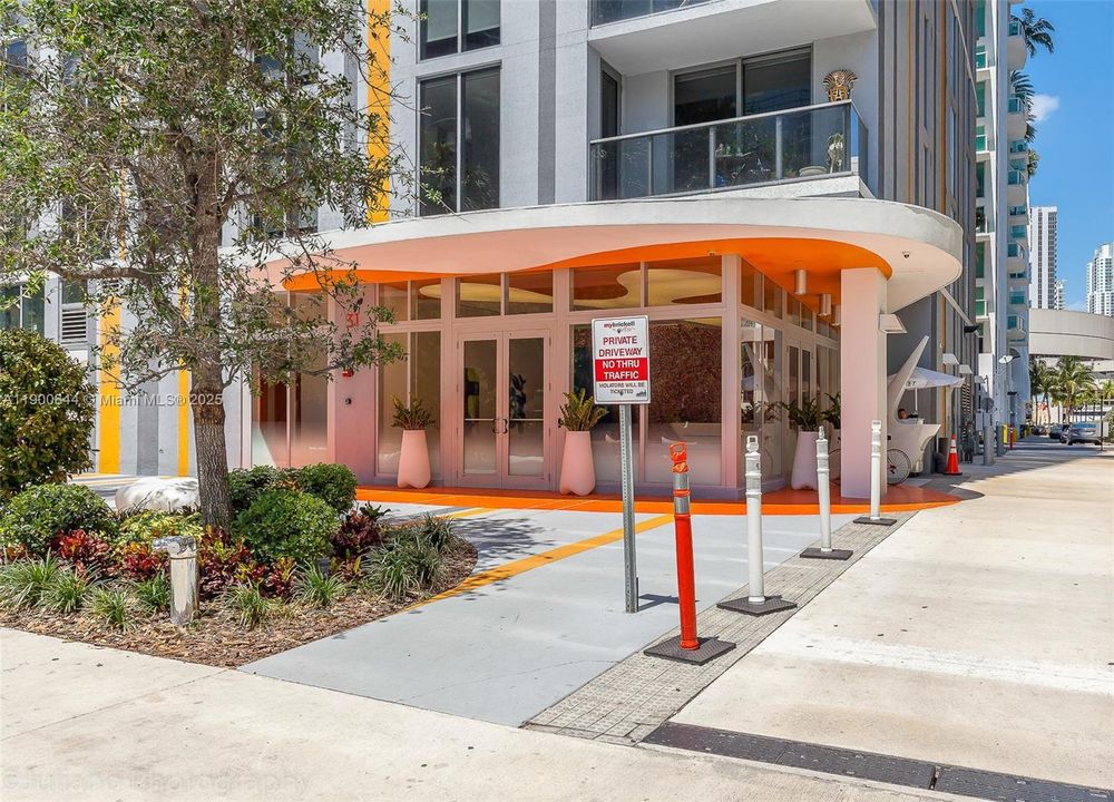 For Rent: $2,800 (1 beds, 1 baths, 852 Square Feet)