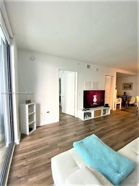 For Rent: $2,800 (1 beds, 1 baths, 852 Square Feet)