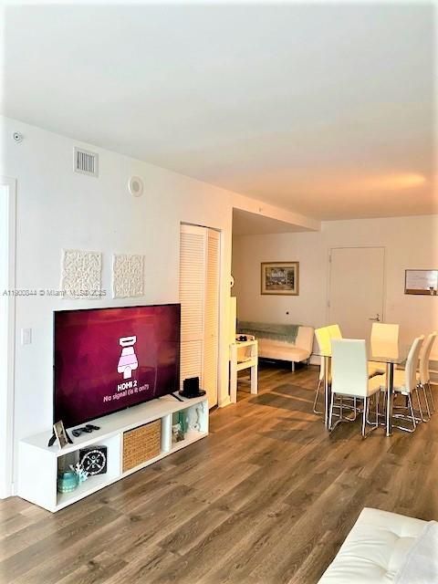 For Rent: $2,800 (1 beds, 1 baths, 852 Square Feet)
