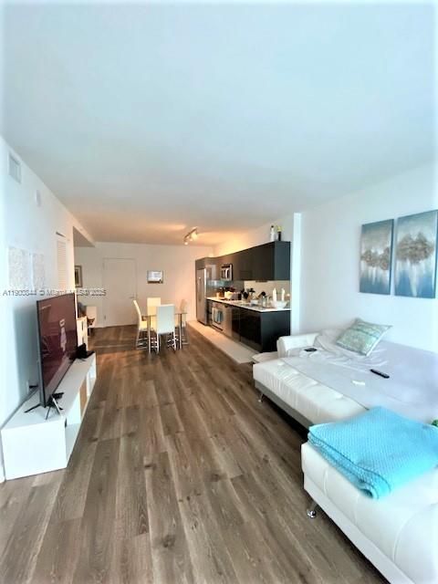 For Rent: $2,800 (1 beds, 1 baths, 852 Square Feet)